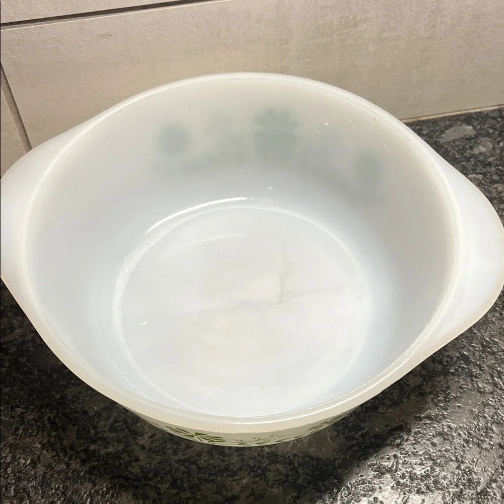 1-1/2 qt Vintage Daisy Floral Patterned White Baking Dish. Glasbake